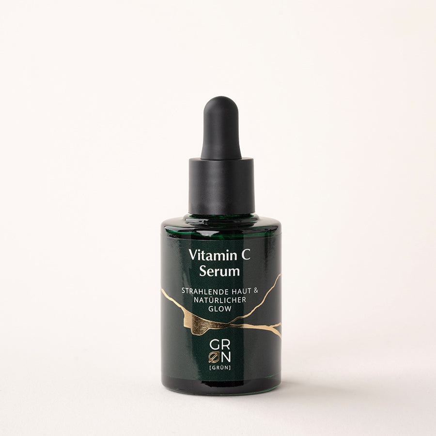 Flasche des Vitamin C-Serums (10%) mit Ascorbyl Glucoside, Kakadu-Pflaumen-Extrakt, Betain, Aloe Vera und Mexikanischer Duftnessel; spendet Feuchtigkeit, stärkt die Hautbarriere und sorgt für strahlendes Hautbild