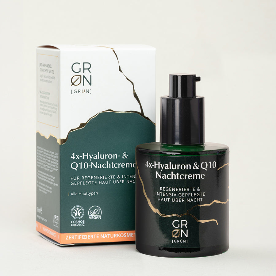 Flasche der parfümfreien 4-fach-Hyaluron-& Q10-Nachtcreme mit Pappumverpackung, enthält Bio-Mohnöl, Q10 und Bisabolol; pflegt und regeneriert die Haut über Nacht
