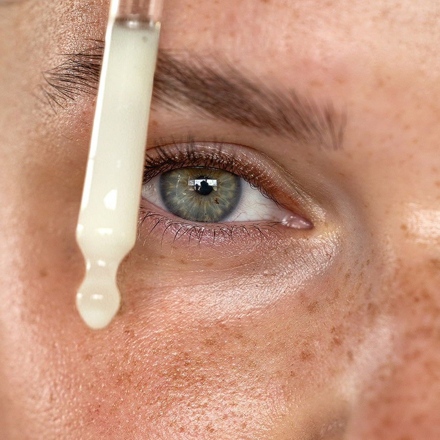 Augenserum mit Bakuchiol wird sanft um die Augen aufgetragen für eine frische und geglättete Augenpartie