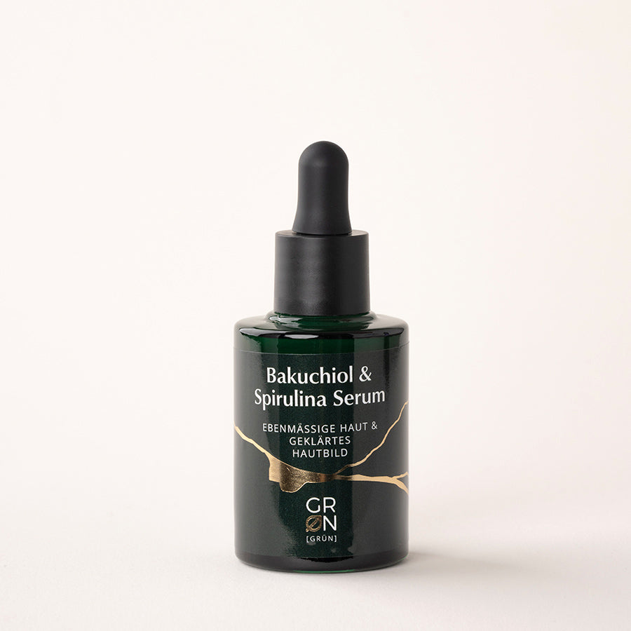 Flasche des Bakuchiol- & Spirulina-Serums mit Spirulina, Bakuchiol und Bisabolol; spendet Feuchtigkeit, stärkt die Hautbarriere und fördert ein ebenmäßiges, geklärtes Hautbild
