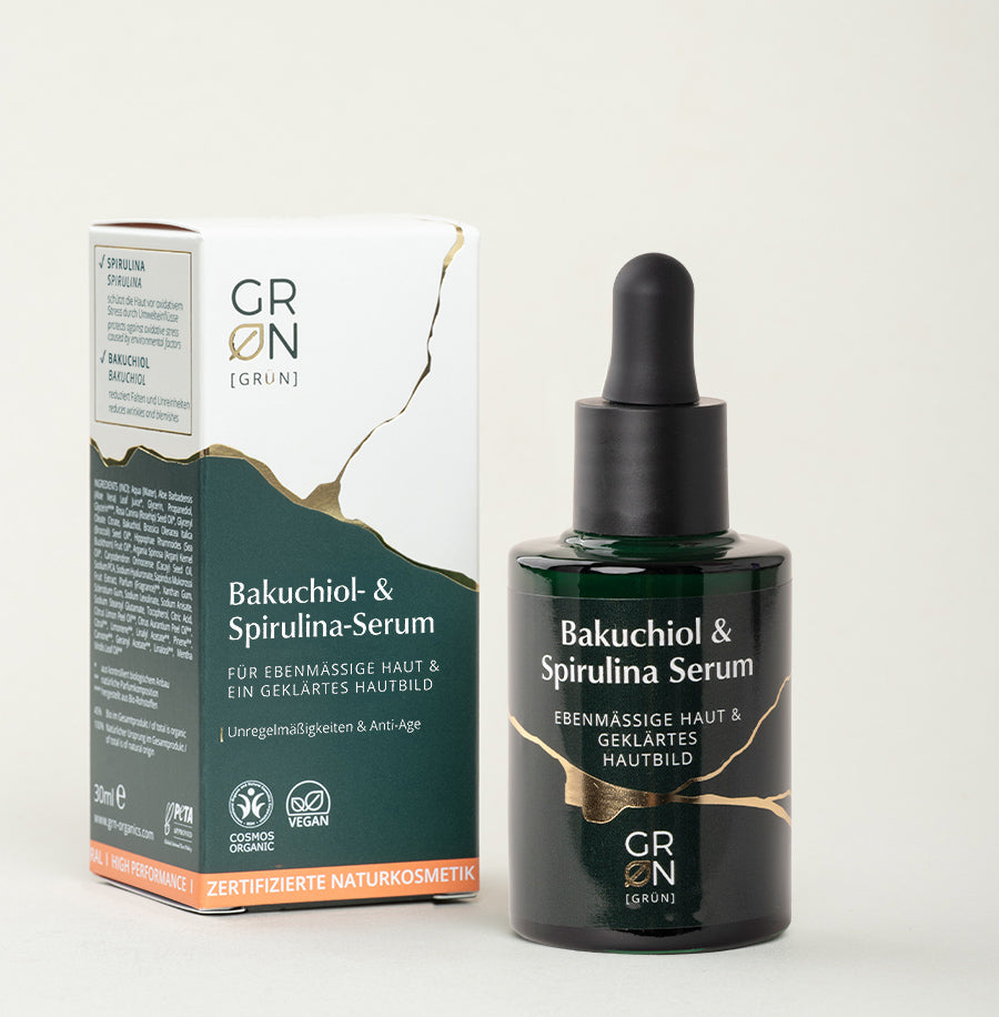 Flasche des Bakuchiol- & Spirulina-Serums mit Pappumverpackung, enthält Spirulina, Bakuchiol und Bisabolol; pflegt, spendet Feuchtigkeit und unterstützt ein geklärtes, strahlendes Hautbild.