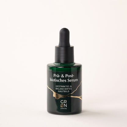 Flasche des prä- & postbiotischen Serums mit grünem Tee-Extrakt, Lactobacillus Ferment, Inulin, Cacay-Öl und Bio-Jojobaöl; stärkt die Hautbarriere, spendet Feuchtigkeit und beruhigt sensible Haut