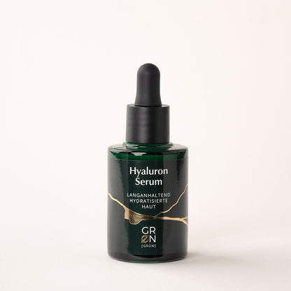 Flasche des Hyaluron-Serums für trockene Haut mit 3-fach Hyaluronsäure, Sodium PCA, Bio-Aloe Vera-Saft und Bio-Passionsfruchtsamenöl; spendet intensive Feuchtigkeit, unterstützt Hautbarriere und verleiht geschmeidige Haut