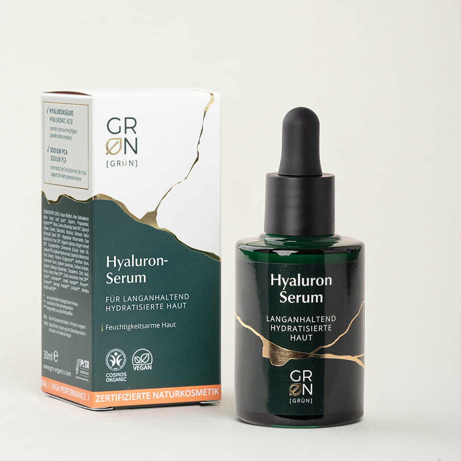 Flasche des Hyaluron-Serums für trockene Haut mit Pappumverpackung, enthält 3-fach Hyaluronsäure, Sodium PCA, Bio-Aloe Vera-Saft und Bio-Passionsfruchtsamenöl; hydratisiert intensiv und pflegt die Haut geschmeidig