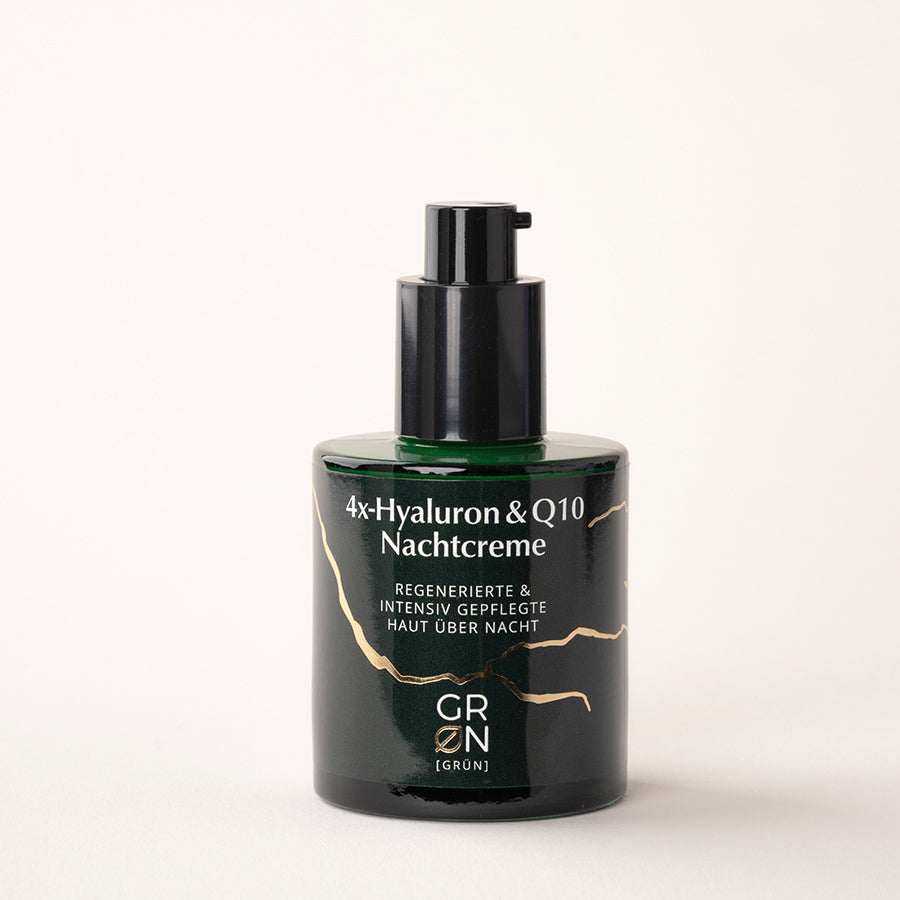 Flasche der parfümfreien 4-fach-Hyaluron-& Q10-Nachtcreme ohne Kappe, mit Bio-Mohnöl, Q10 und Bisabolol mit Pumpspender; hydratisiert intensiv und unterstützt nächtliche Hautregeneration.