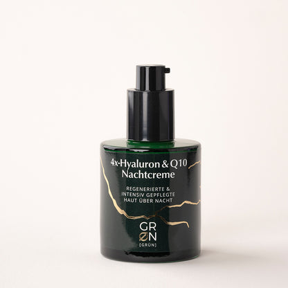 Flasche der parfümfreien 4-fach-Hyaluron-& Q10-Nachtcreme ohne Kappe, mit Bio-Mohnöl, Q10 und Bisabolol mit Pumpspender; hydratisiert intensiv und unterstützt nächtliche Hautregeneration.