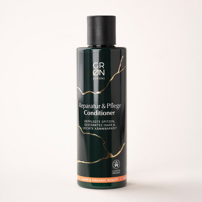 Flasche des Reparatur-Conditioners mit Keratin aus Mais-, Weizen- und Sojaproteinen, pflanzlichen Ceramiden und Betain; stärkt das Haar, pflegt Spitzen und sorgt für geschmeidige Kämmbarkeit