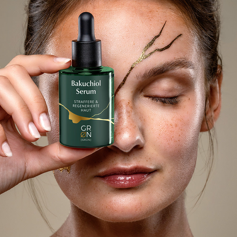 Bakuchiol-Serum wird auf Gesicht aufgetragen für straffere, regenerierte Haut und sichtbar glatten Teint