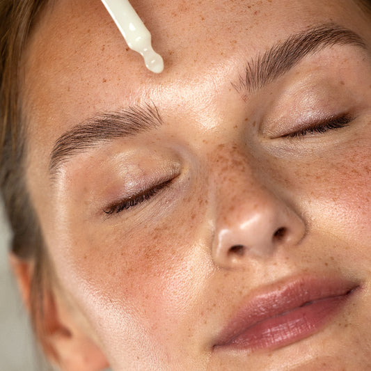 Bakuchiol- & Spirulina-Serum wird sanft auf Gesicht aufgetragen für einen ebenmäßigen, geklärten Teint