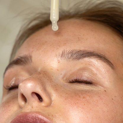 Hyaluron-Serum wird auf das Gesicht aufgetragen für intensive Feuchtigkeit und geschmeidige Haut