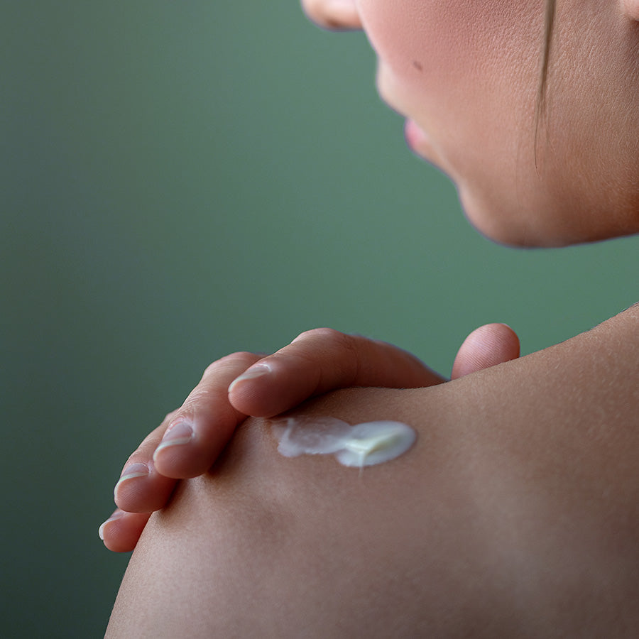 Körperlotion wird auf die Haut aufgetragen und sorgt für ein straffes gepflegtes Hautbild