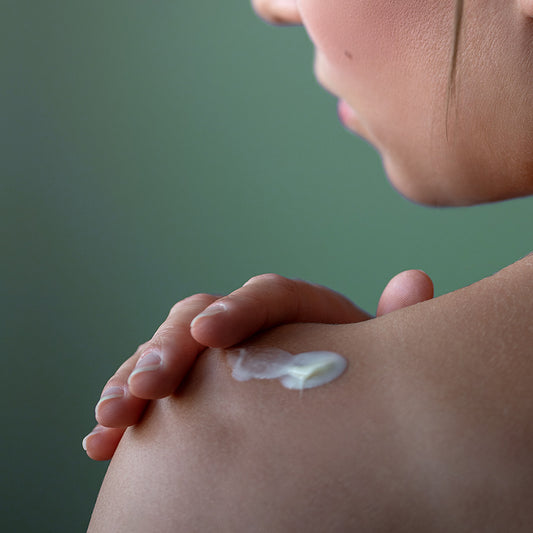 Körperlotion wird auf die Haut aufgetragen und sorgt für ein straffes gepflegtes Hautbild