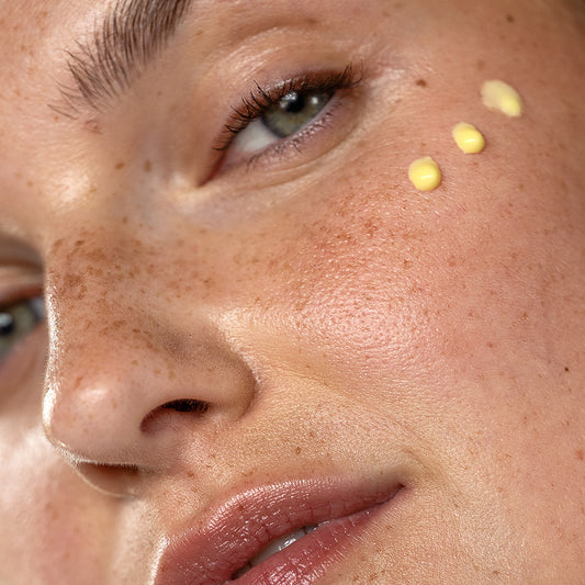 Nachtcreme mit Hyaluron, Q10 und Bio-Mohnöl wird auf Gesicht aufgetragen für regenerierte, hydratisierte Haut