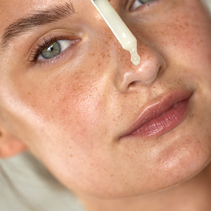 Prä- & Postbiotisches Serum wird sanft auf das Gesicht aufgetragen für gestärkte Haut und verbessertes Hautgleichgewicht