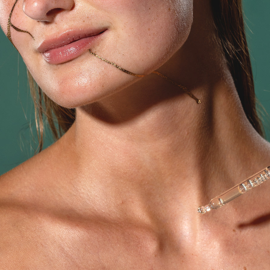 Salicylsäure-Serum wird auf Gesicht aufgetragen für gereinigte, matte und ausgeglichene Haut