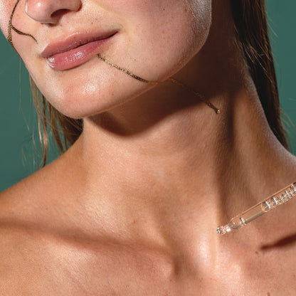 Salicylsäure-Serum wird auf Gesicht aufgetragen für gereinigte, matte und ausgeglichene Haut