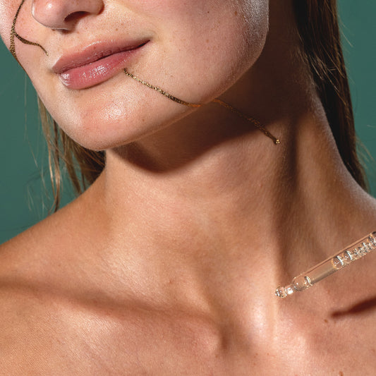 Salicylsäure-Serum wird auf Gesicht aufgetragen für gereinigte, matte und ausgeglichene Haut