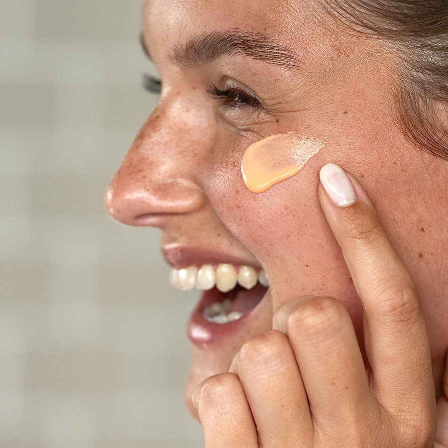 Moringa Tagescreme wird auf Gesicht aufgetragen und stärkt die Hautbarriere für ein strahlendes Hautbild