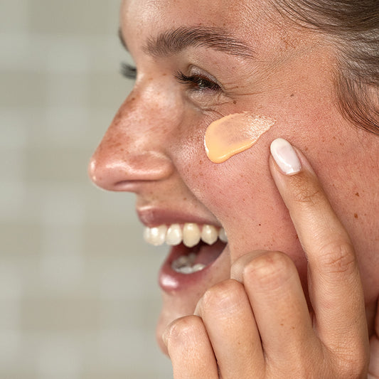Moringa Tagescreme wird auf Gesicht aufgetragen und stärkt die Hautbarriere für ein strahlendes Hautbild