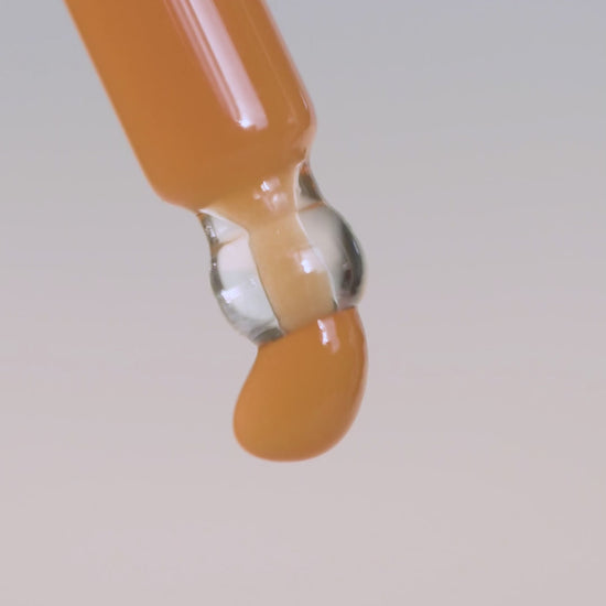 Demonstration der Anwendung des Vitamin C-Serums 10% auf Gesicht für strahlende, revitalisierte Haut