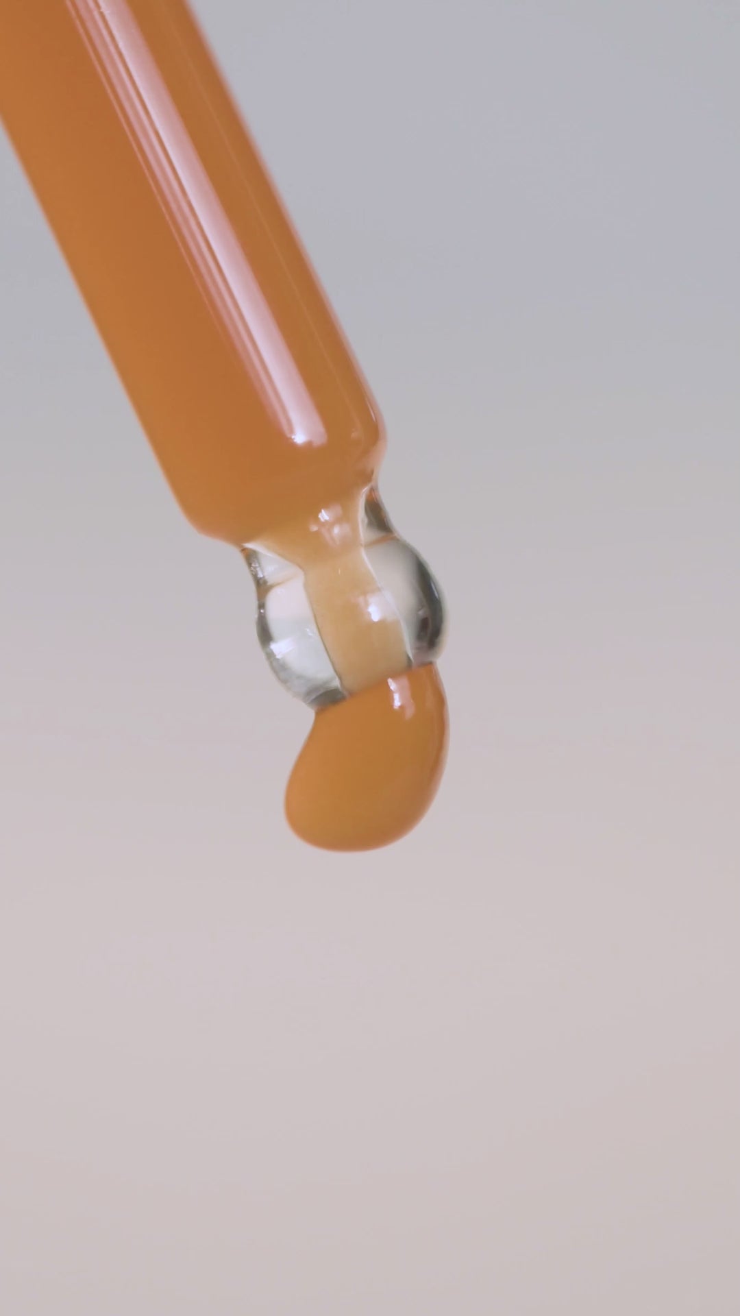 Demonstration der Anwendung des Vitamin C-Serums 10% auf Gesicht für strahlende, revitalisierte Haut