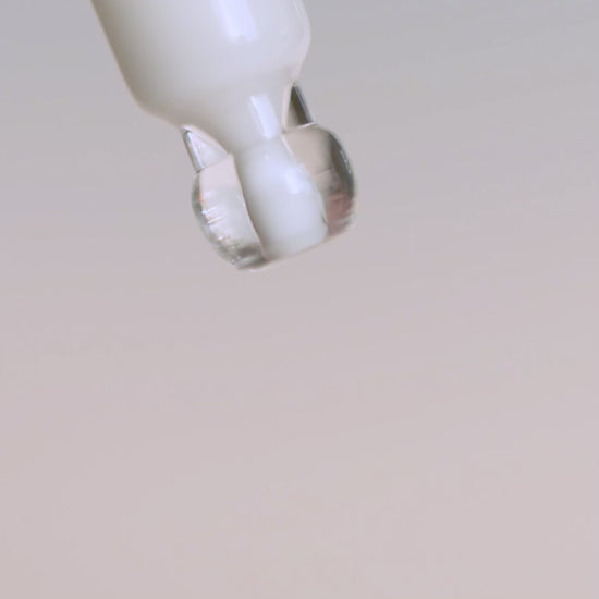 Anwendung des Bakuchiol-Augenserums auf der Augenpartie für sichtbare Reduktion feiner Linien und frischen Look