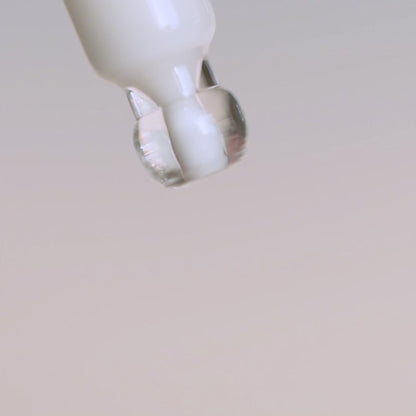 Anwendung des Bakuchiol-Augenserums auf der Augenpartie für sichtbare Reduktion feiner Linien und frischen Look